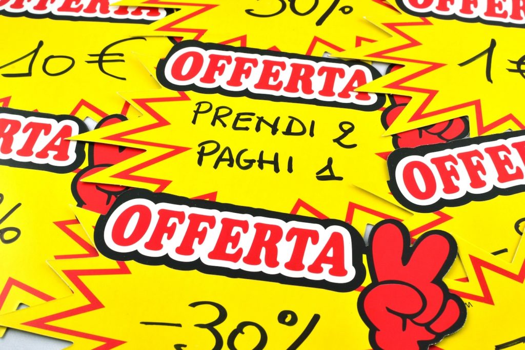 Flyer offerta per differenza volantino e brochure